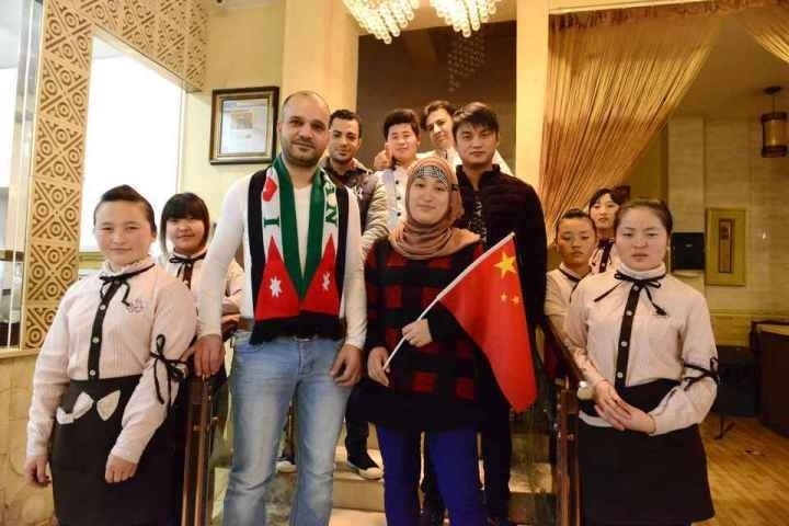 穆罕奈德夫婦與餐廳員工合影。共享聯(lián)盟·義烏 呂斌 攝