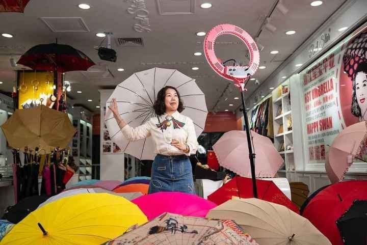 在義烏打拼了27年的商戶(hù)張吉英，正通過(guò)直播銷(xiāo)售雨傘。義烏市委宣傳部供圖