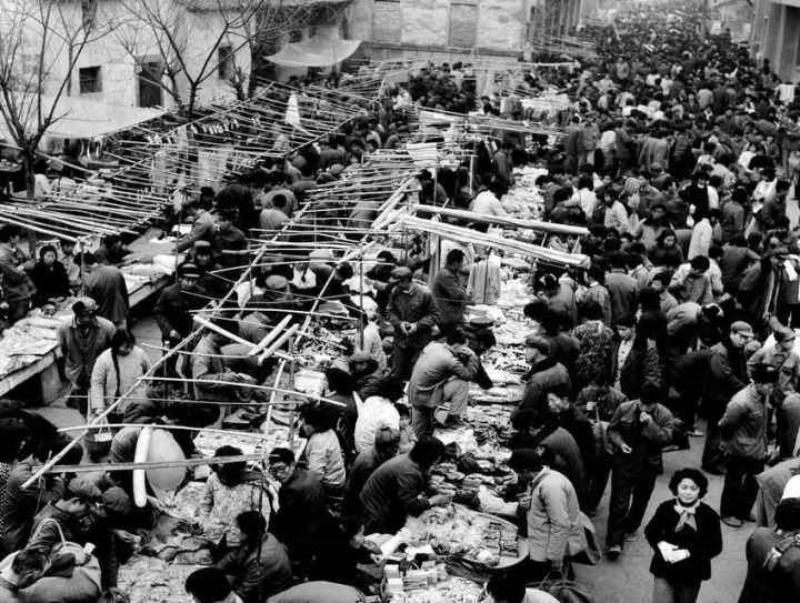 1982年，義烏湖清門(mén)馬路市場(chǎng)場(chǎng)景。拍友 金福根 攝