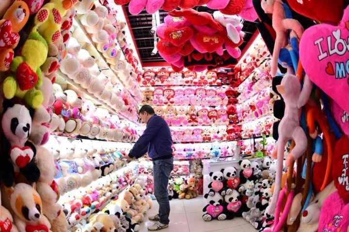 商戶(hù)在店鋪內(nèi)整理毛絨玩具。共享聯(lián)盟·義烏 呂斌 攝