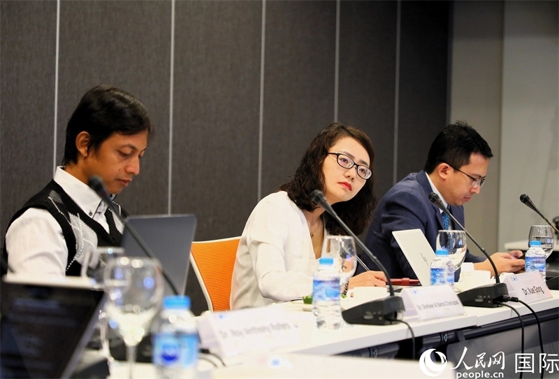 學(xué)者們專注聆聽會議內(nèi)容。人民網(wǎng)記者 白元琪攝