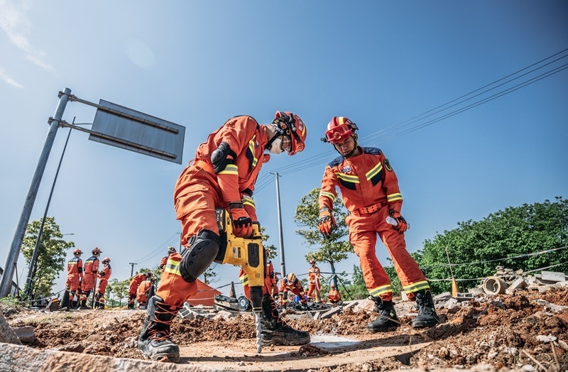周彩琪和隊友在救援現場。受訪者供圖