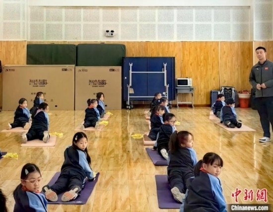 逸陽(yáng)文思學(xué)校學(xué)生正在進(jìn)行運(yùn)動(dòng)恢復(fù)矯正訓(xùn)練。<a target='_blank' href='/' ><p align=