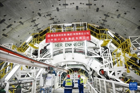 12月30日，中鐵十四局技術人員在盾構掘進開始前檢查“海天號”盾構機。新華社記者 李紫恒 攝
