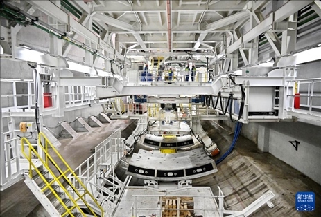 12月30日，建設者在青島膠州灣第二隧道工程南線主線隧道盾構掘進現(xiàn)場作業(yè)。新華社記者 李紫恒 攝