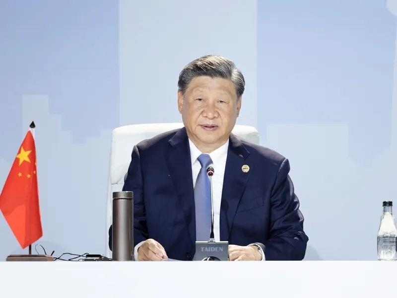 當?shù)貢r間8月24日，習(xí)近平主席在南非約翰內(nèi)斯堡出席金磚國家領(lǐng)導(dǎo)人第十五次會晤特別記者會。