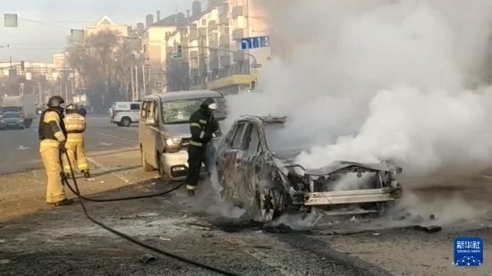 這張俄羅斯緊急情況部12月30日發(fā)布的視頻截圖顯示，在俄羅斯別爾哥羅德市，工作人員在現(xiàn)場救援。新華社發(fā)