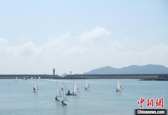 浙江象山，杭州亞運(yùn)會(huì)帆船項(xiàng)目運(yùn)動(dòng)員揚(yáng)帆起航。林波 攝