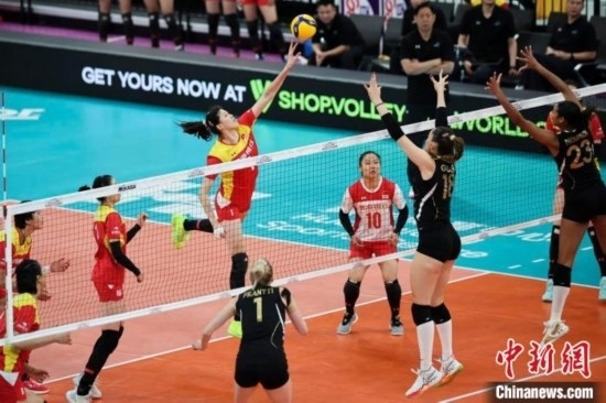 女排世俱杯賽場(chǎng)上，天津渤海銀行女排(紅)對(duì)陣巴西海灘女排(黑)。主辦方供圖