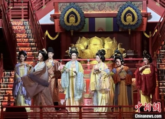 2023年12月31日晚間，在長安十二時辰主題街區(qū)進行的漢服表演。 中新社記者 張一辰 攝