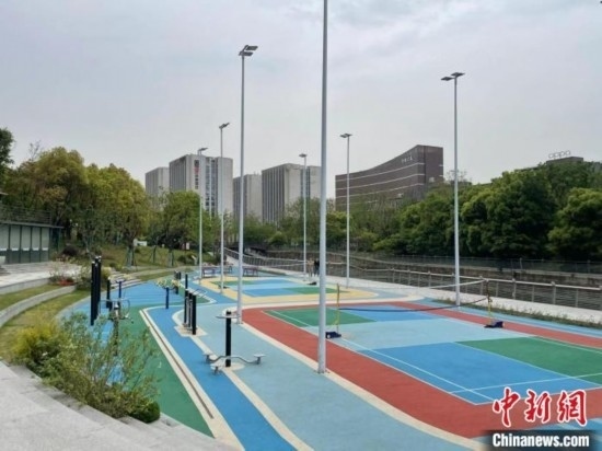 杭州余杭區(qū)一嵌入式體育場(chǎng)地。張煜歡 攝