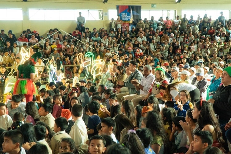 捐贈(zèng)儀式在埃爾查科市中心的體育館舉行。中國(guó)電建厄瓜多爾代表處提供圖