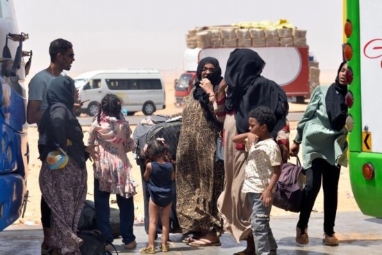  2023年4月27日，在埃及南部與蘇丹交界的阿爾根邊境口岸，人們離開蘇丹進(jìn)入埃及境內(nèi)。新華社發(fā)（拉德萬攝）