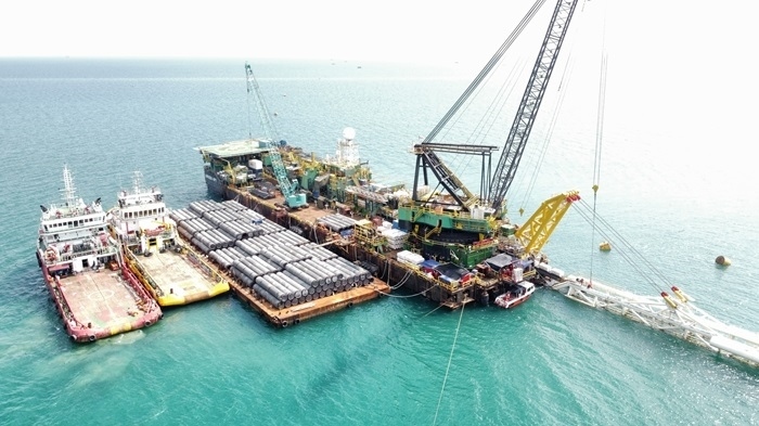 印尼拉維拉維項(xiàng)目52英寸海管拖拉頭準(zhǔn)確抵達(dá)登陸點(diǎn)。主辦方供圖