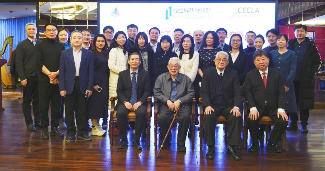 與會專家學(xué)者舉行合影。主辦方供圖