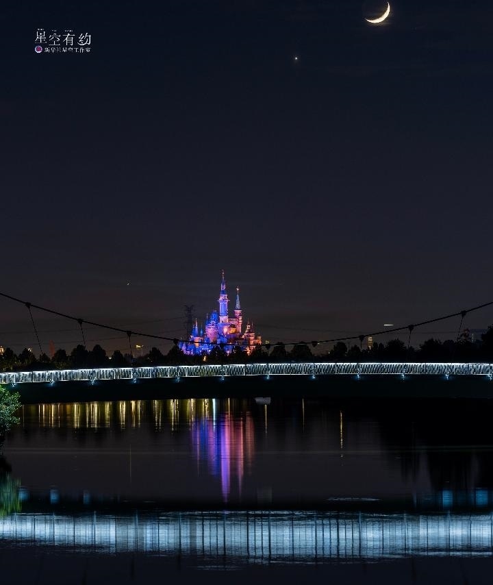 上海星空攝影愛好者陳悅?cè)A2023年5月23日在上海浦東拍攝的金星伴月。（本人供圖）