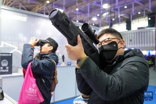 1月6日，觀眾在警營開放周活動現(xiàn)場體驗(yàn)警用激光炫目槍。