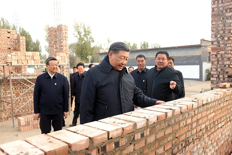2023年11月10日，習近平總書記在河北保定涿州市刁窩鎮(zhèn)萬全莊村房屋重建施工現(xiàn)場考察。