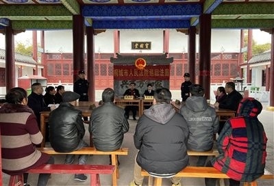  圖③：庭審在謝氏祠堂內(nèi)進(jìn)行。