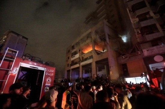 1月2日，人們聚集在黎巴嫩貝魯特南郊的以色列無(wú)人機(jī)襲擊現(xiàn)場(chǎng)。新華社發(fā)（比拉爾·賈維希攝）