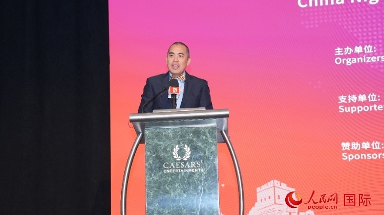 內(nèi)華達(dá)州副州長辦公室幕僚長魯?shù)稀づ撩鲌D安在論壇致辭。人民網(wǎng)記者 鄧圩攝