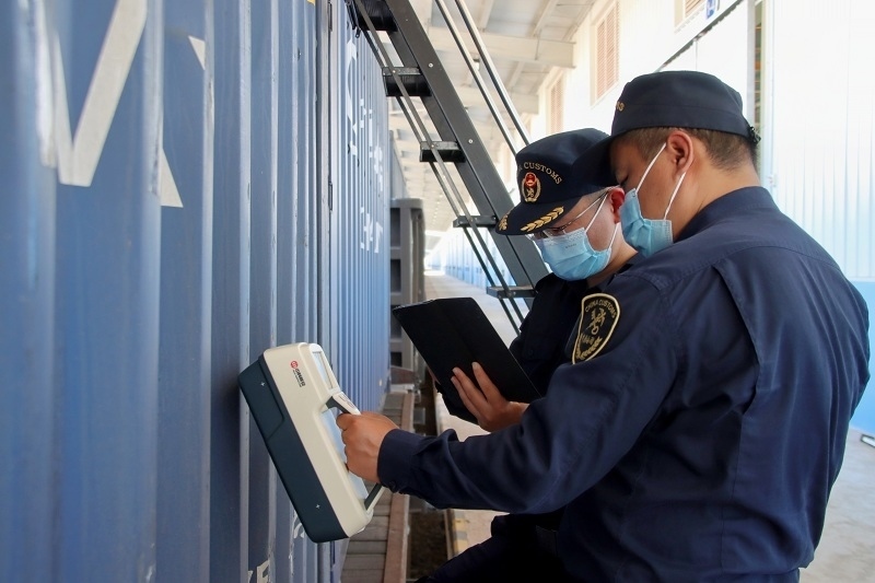 海關(guān)關(guān)員使用手持式輻射探測(cè)儀對(duì)中老鐵路入境貨物進(jìn)行檢測(cè)。張釋巍攝