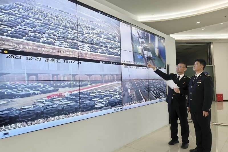 海關(guān)關(guān)員視頻巡查出口汽車場(chǎng)地。李進(jìn)攝