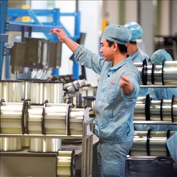 在位于武漢的長飛光纖光纜股份有限公司光纖生產(chǎn)車間內，工作人員對光纖進行檢測（資料圖片）。肖藝九攝/本刊