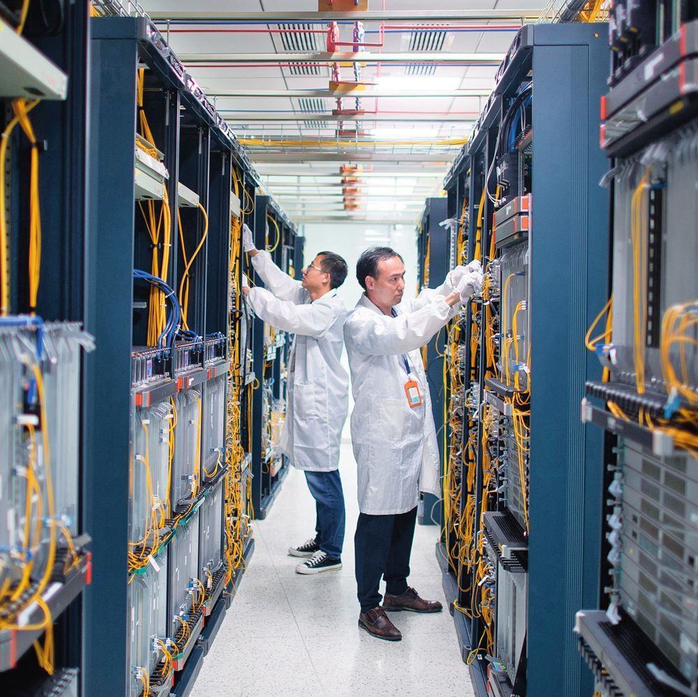 在位于武漢中國光谷的光電器件研發(fā)制造商——武漢光迅科技股份有限公司生產(chǎn)車間內，技術人員在光模塊生產(chǎn)線作業(yè)（2023年4月11日攝）。程敏攝/本刊