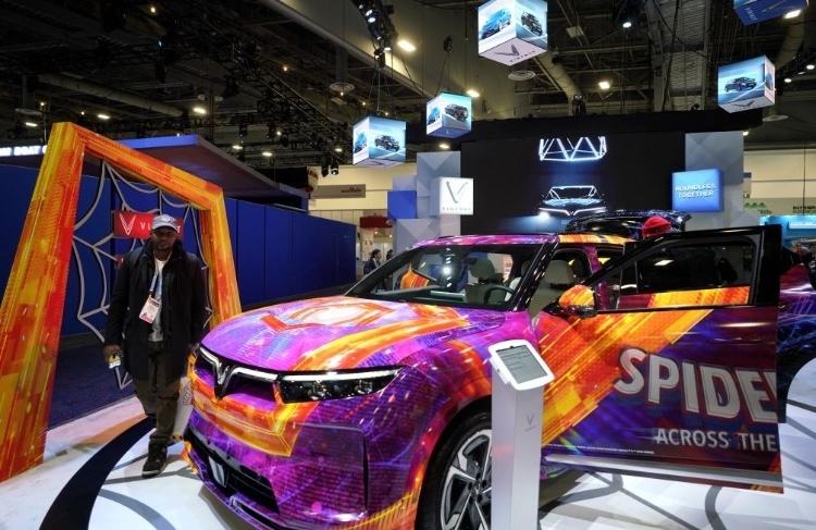 1月11日，人們?cè)诿绹?guó)拉斯維加斯消費(fèi)電子展越南電動(dòng)汽車制造商VinFast展臺(tái)參觀。新華社記者吳曉凌攝