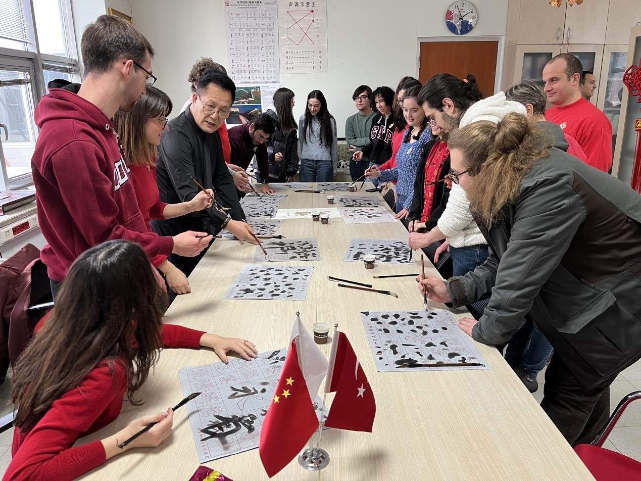 學生體驗書法。中東技術大學孔院供圖