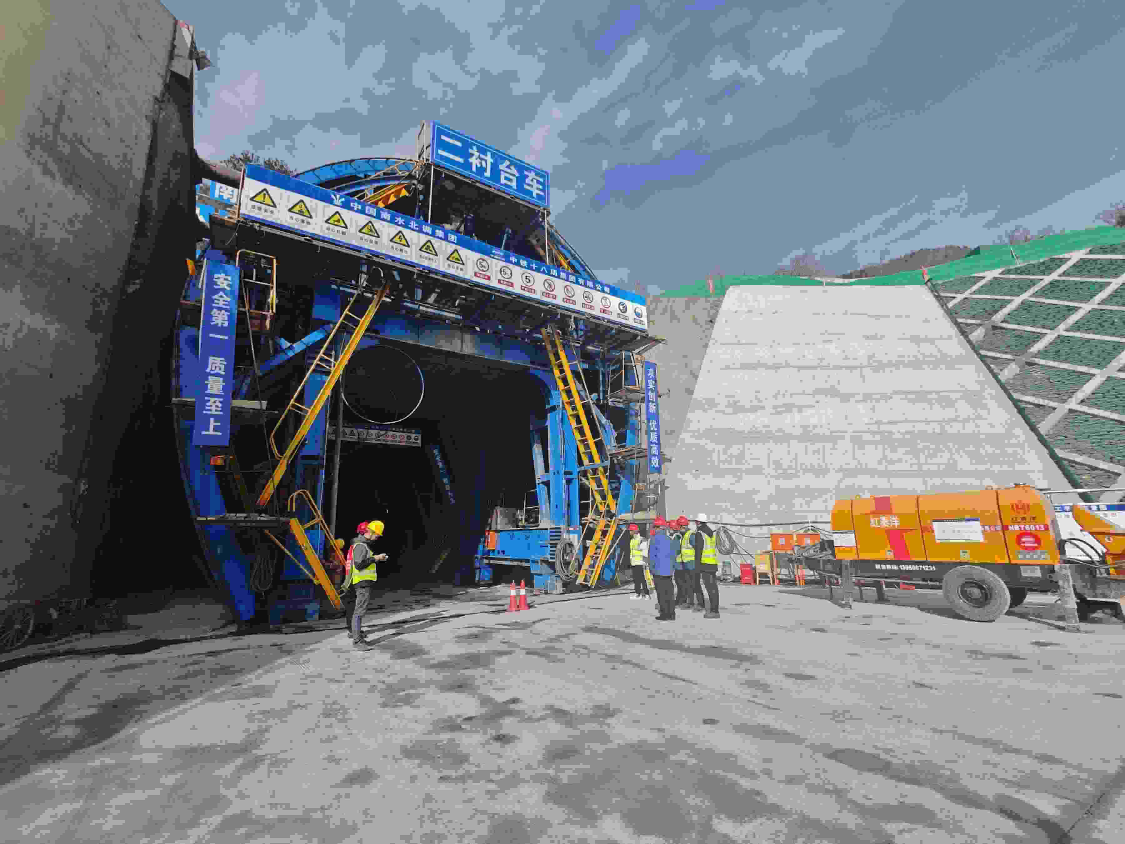 湖北省襄陽市保康縣馬良鎮(zhèn)的引江補(bǔ)漢工程輸水隧洞8號(hào)平洞施工現(xiàn)場。受訪者供圖