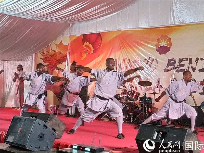 貝寧中國文化中心武術隊在進行表演。人民網(wǎng)記者 黃培昭攝
