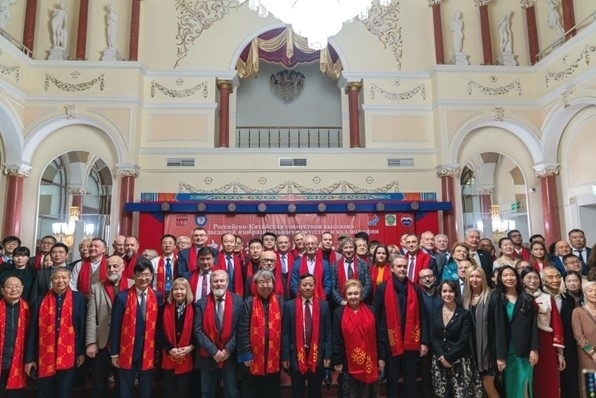 中俄書法美術(shù)作品聯(lián)展與會來賓共同合影留念。駐俄羅斯使館供圖