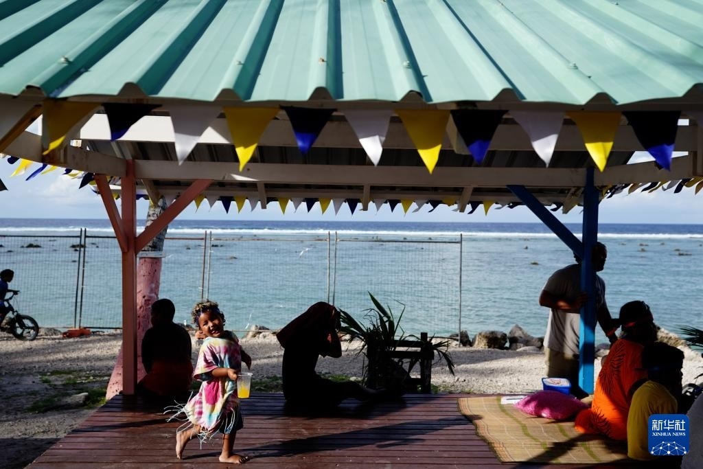 1月20日，當(dāng)?shù)厝嗽阼斠惶幒┬蓍e娛樂。新華社記者 王申 攝