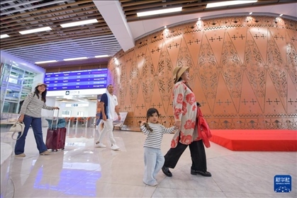 1月24日，在印度尼西亞雅加達(dá)哈利姆站，乘客在候車大廳內(nèi)行走。新華社記者 徐欽 攝