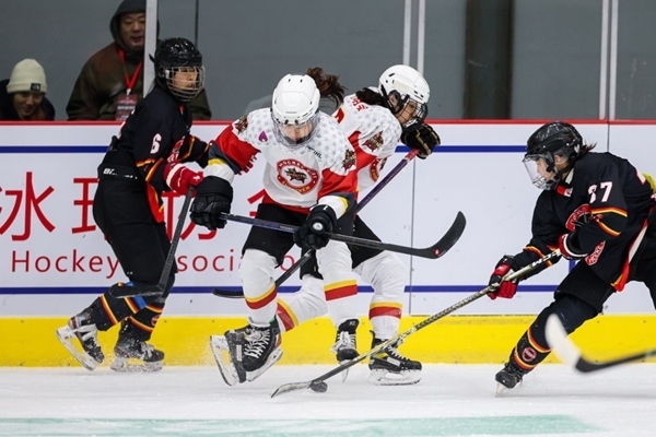 雙方球員爭搶。中國冰球協(xié)會供圖