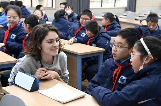  2023年12月18日，在西安新城區(qū)后宰門(mén)小學(xué)進(jìn)行的中法校園文化周法語(yǔ)語(yǔ)言沙龍上，西安法語(yǔ)聯(lián)盟的老師與學(xué)生進(jìn)行互動(dòng)。新華社記者 劉瀟 攝