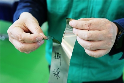 0.05毫米“手撕鎳”。 李羊攝