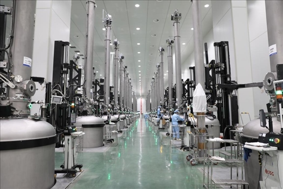 曲靖經(jīng)開區(qū)晶澳太陽能生產(chǎn)車間場景。 葉倬瑋攝