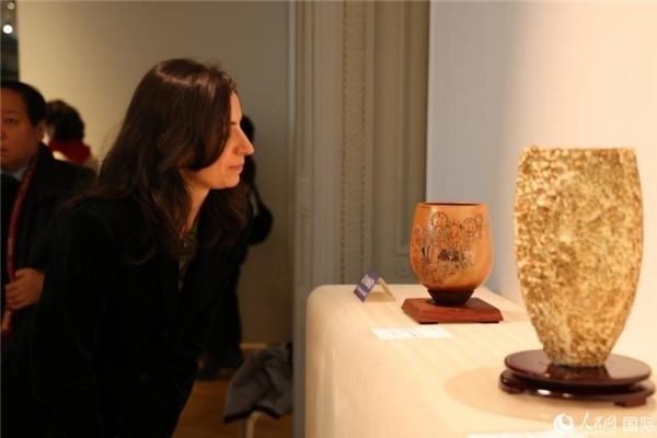 嘉賓和公眾參觀“絲路瓷行”——中國(guó)景德鎮(zhèn)陶瓷文化特展。人民網(wǎng)記者 尚凱元攝