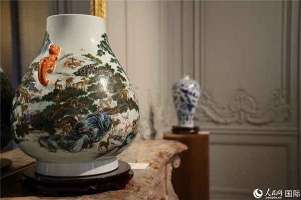 嘉賓和公眾參觀“絲路瓷行”——中國(guó)景德鎮(zhèn)陶瓷文化特展。人民網(wǎng)記者 尚凱元攝