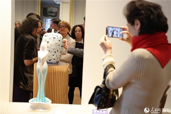 嘉賓和公眾參觀“絲路瓷行”——中國(guó)景德鎮(zhèn)陶瓷文化特展。人民網(wǎng)記者 尚凱元攝