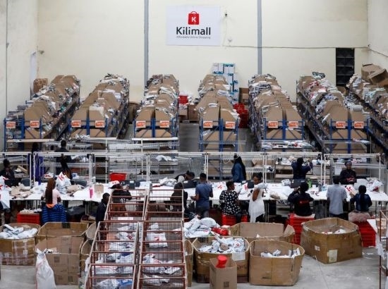 2023年11月11日，在肯尼亞姆洛隆戈，Kilimall員工在倉庫內(nèi)工作。新華社記者 李亞輝 攝