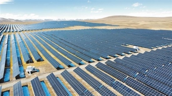 西藏華電色尼區(qū)12萬(wàn)千瓦光伏發(fā)電項(xiàng)目電力保供項(xiàng)目航拍。趙書(shū)彬攝