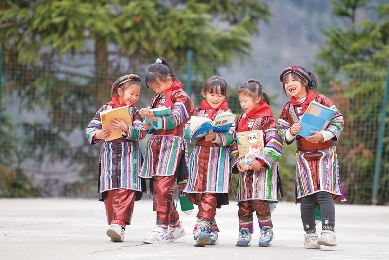 位于貴州省黔東南苗族侗族自治州從江縣大山深處的西山鎮(zhèn)中寨教學(xué)點(diǎn)，是一所全校均為瑤族學(xué)生的“微小學(xué)”。近年來(lái)，隨著教學(xué)條件逐漸改善，學(xué)校發(fā)生了翻天覆地的變化。圖為2023年2月16日，領(lǐng)到新書(shū)的瑤族學(xué)生在一起交流。 新華社記者 楊文斌/攝