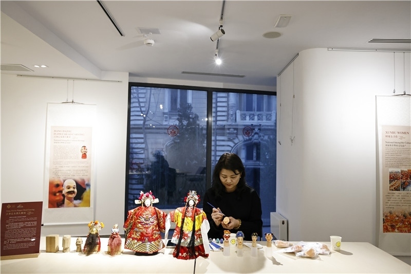 中國泉州的非遺大師制作江加走木偶頭雕刻。 布加勒斯特中國文化中心供圖_副本