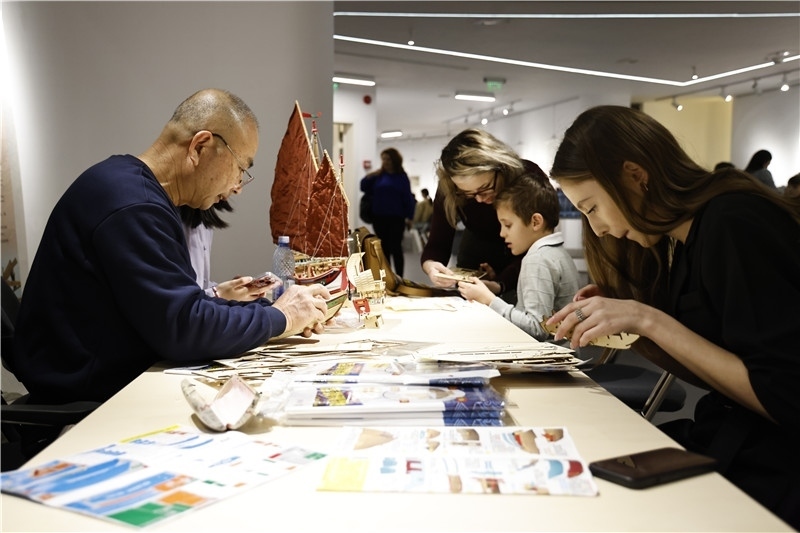 中國泉州非遺大師現(xiàn)場指導(dǎo)制作水密隔艙福船制造技藝。 布加勒斯特中國文化中心供圖