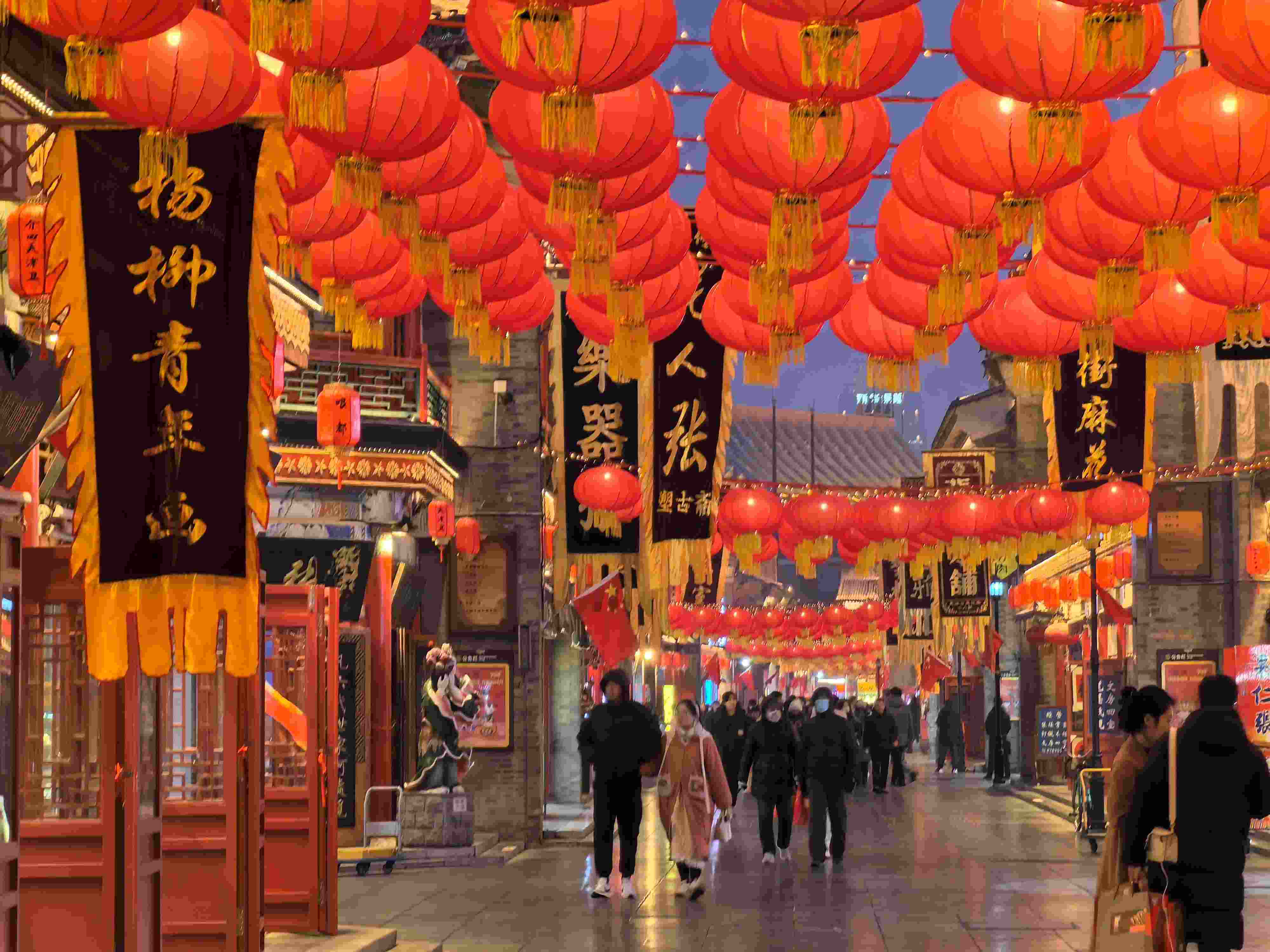 △春節(jié)臨近，古文化街上年味兒漸濃。（總臺央廣記者潘毅拍攝）