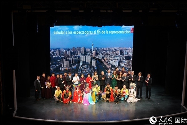 圖為王衛(wèi)大使與蒙迪諾外長等嘉賓登臺(tái)祝賀。人民網(wǎng)記者 許放攝